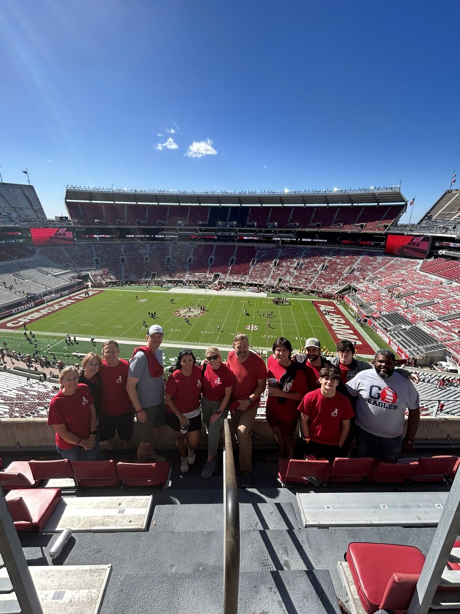 Oak Mountain wrestling rolling with the Tide today. The wrestlers and parents working hard to raise funds. We are #BuildingGreatness