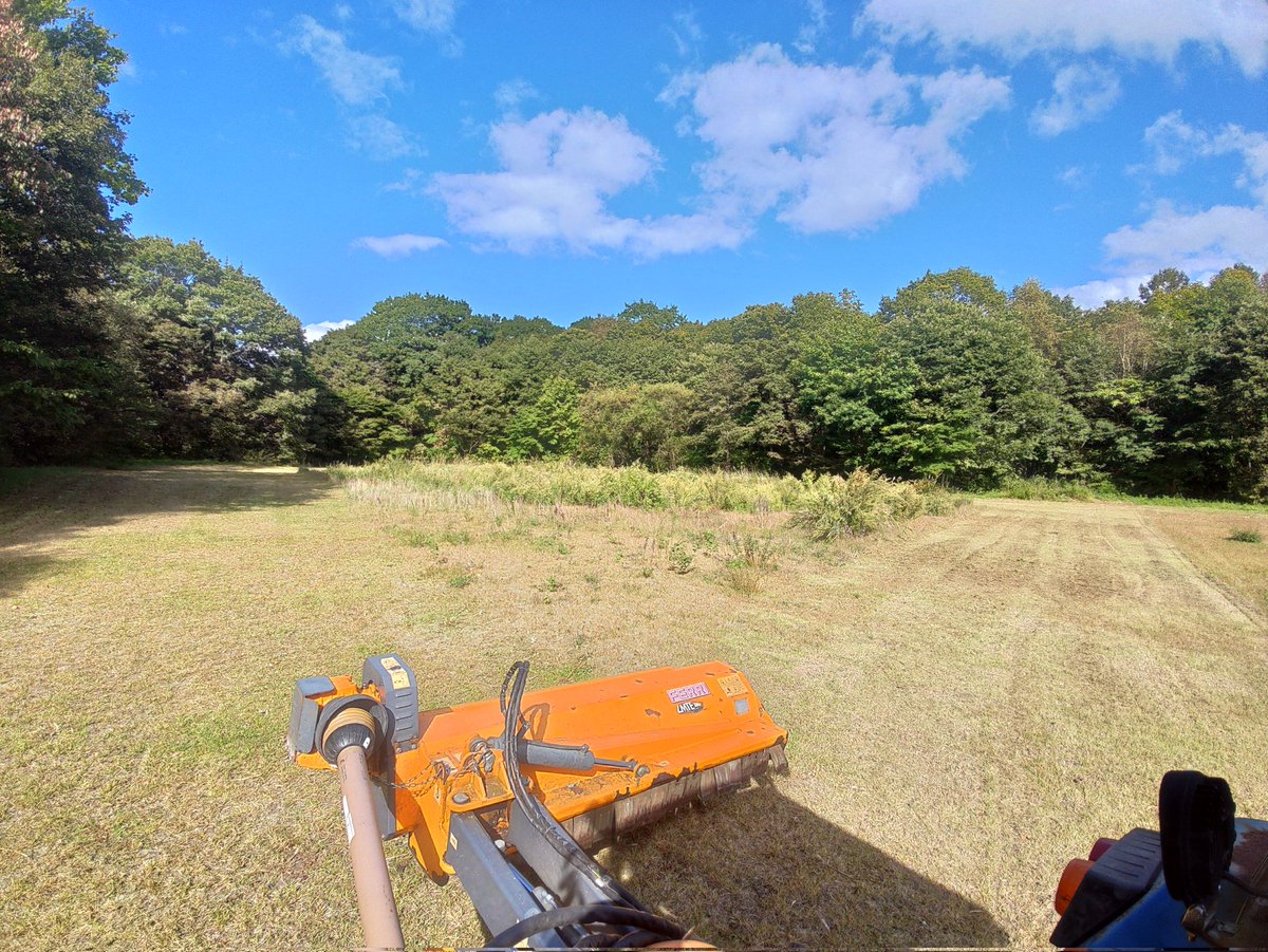 AnotherdayOnuma's tweet photo. おはようございます🧑‍🌾
すこし寒いですね😁　
本日は大沼にてグレートランが開催されます❗
湖畔マラソン大会(今年エントリー1500人位)なのですが、イロイロお洒落な仕立てになってます✨
当店も大会スタッフへローストビーフサンドお届け致します。
駐車場の草刈りも当社です🚜
地味に関わってマス😉 https://t.co/FwTUZViFed