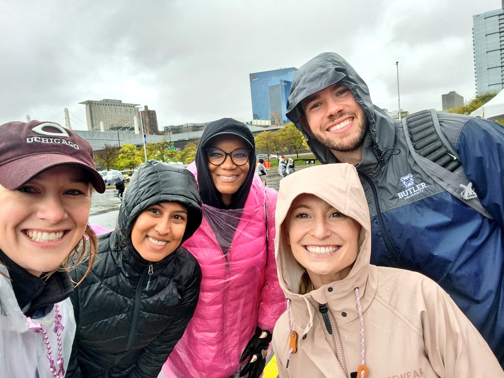 Braved the cold and rain to participate in @ChicagoMSABC this morning! I'm so fortunate to work with these amazing people at @UCCancerCenter and @UChicagoMed !! #BreastCancerAwarenessMonth