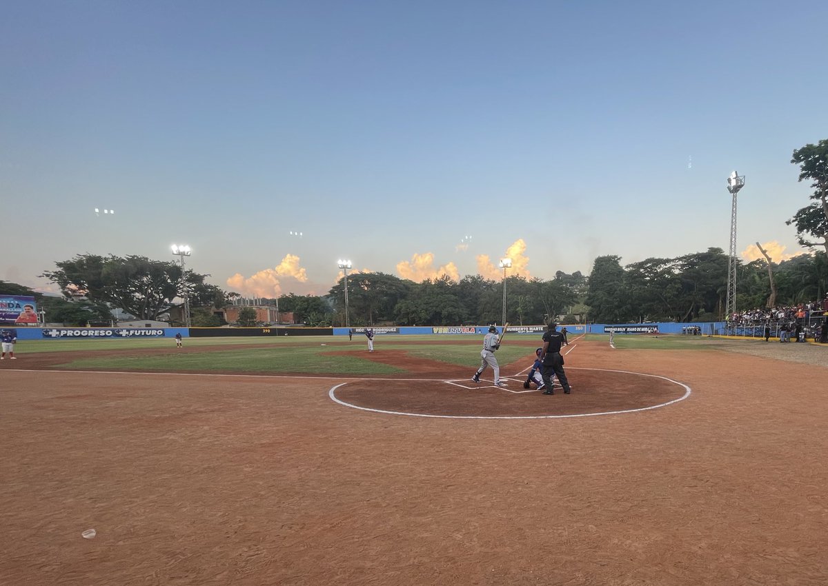 Magallanes_bbc's tweet photo. ¡¡¡PLAY BALL!!! ⚾️🔥

Inició el encuentro en Charallave

#MAG⚓️ 0-0 #LG🦈 

1ra 🔼 | 0 outs

#Magallanes #SomosMagallanes #Pretemporada https://t.co/dW76nSKyfi