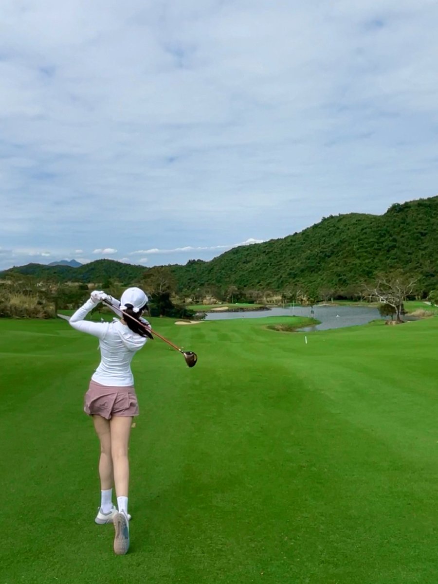 aryanejesusfer2's tweet photo. Some people say that golf is like life, but it's not, it's more complicated than life. https://t.co/WI8x9QqtnX