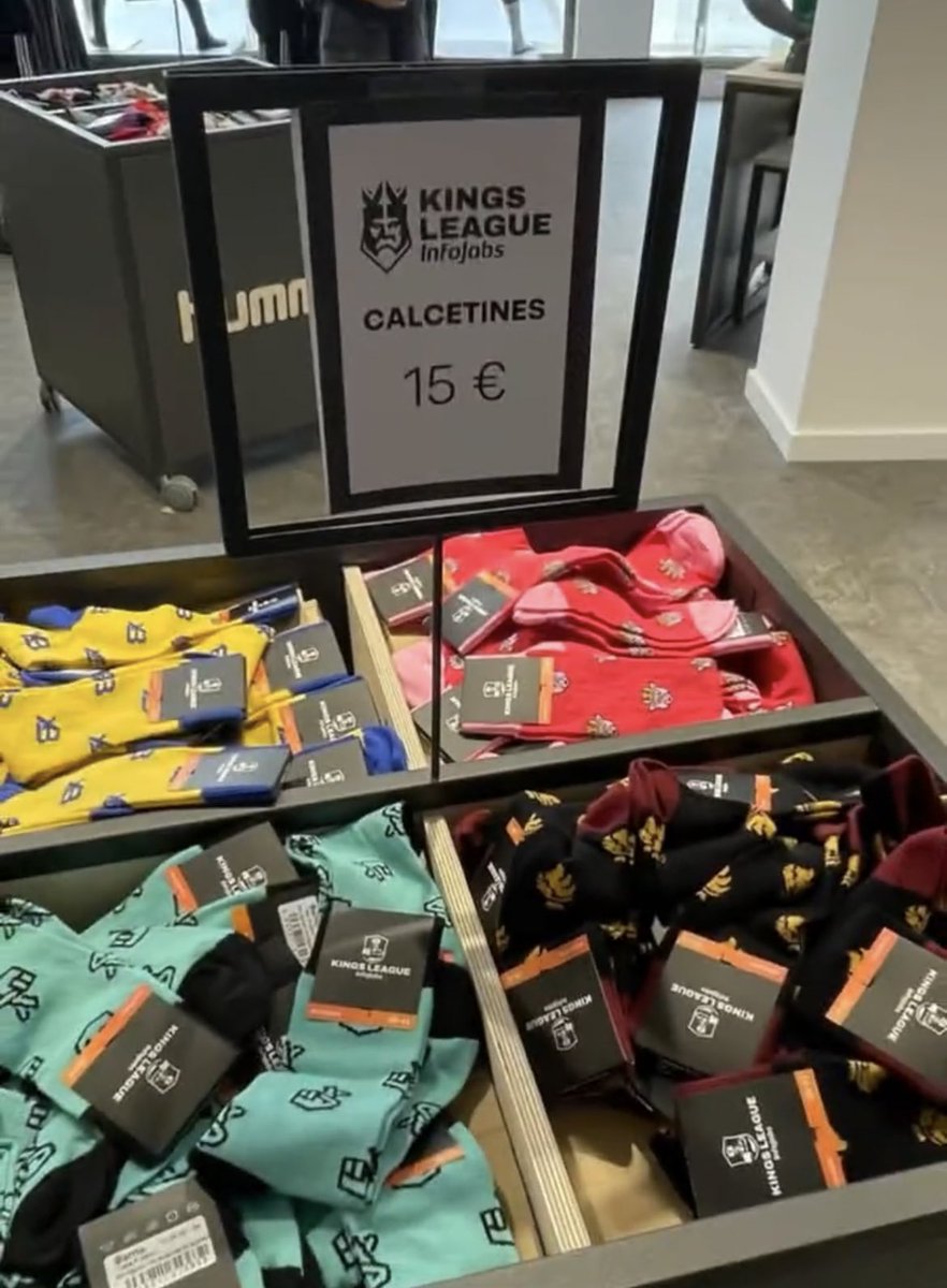GradaBpro's tweet photo. 💰 Los precios del merchandising de la #KingsLeague en la tienda oficial del @MalagaCF 
▪️Camiseta: 70€
▪️Sudadera: 65€
▪️Mochila: 40€
▪️Gafas: 30€
▪️Bufanda: 23€
▪️Calcetines: 15€

Llegaron para cambiar el fútbol, pero no tanto. 70€ las camisetas de equipos creados hace 1 año. 

📷@NiltonNavarro