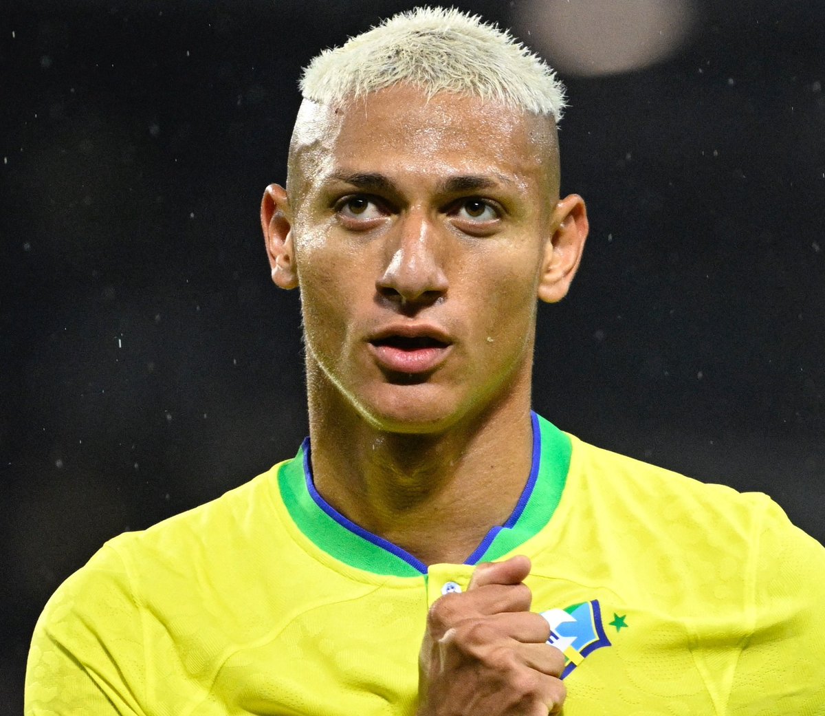 vimfalardefut's tweet photo. 🇧🇷| Em 2023, os centroavantes da Seleção Brasileira tiveram o seguinte desempenho: Richarlison: 34 jogos, 3 gols. Matheus Cunha: 31 jogos, 3 gols. Gabriel Jesus: 25 jogos, 9 gols.

⚽| O total combinado foi de 90 jogos e 15 gols, com uma média de 0,16 gols por jogo. https://t.co/Sl4Kp19DWQ
