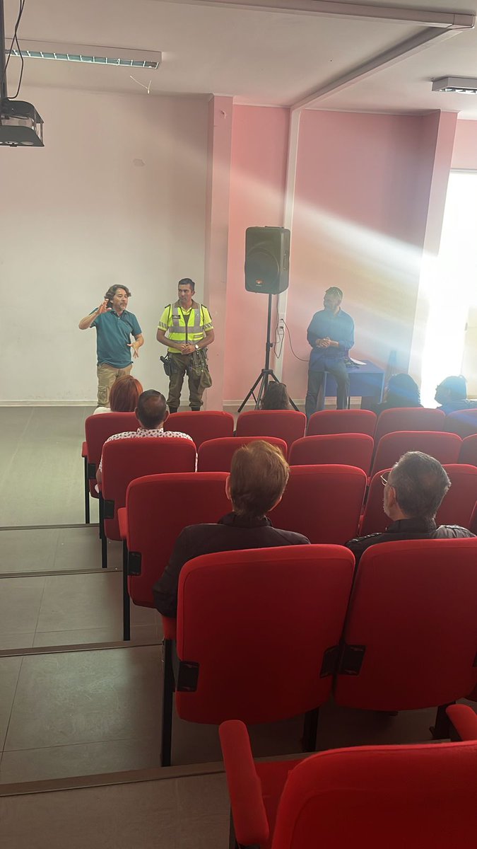 CarabAntof's tweet photo. Carabineros de la Subcomisaría Playa Blanca #Antofagasta se reúne con vecinos de Coviefi con el fin de explicar la importancia de denunciar, medidas de seguridad en los traslados, prevención y medidas de autocuidado, potenciando el trabajo con la comunidad.
#CarabinerosDeTodos https://t.co/v345OWYch8