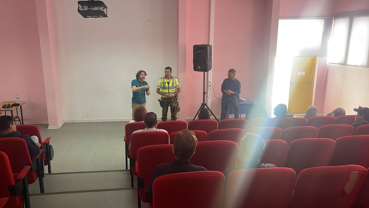 CarabAntof's tweet photo. Carabineros de la Subcomisaría Playa Blanca #Antofagasta se reúne con vecinos de Coviefi con el fin de explicar la importancia de denunciar, medidas de seguridad en los traslados, prevención y medidas de autocuidado, potenciando el trabajo con la comunidad.
#CarabinerosDeTodos https://t.co/v345OWYch8