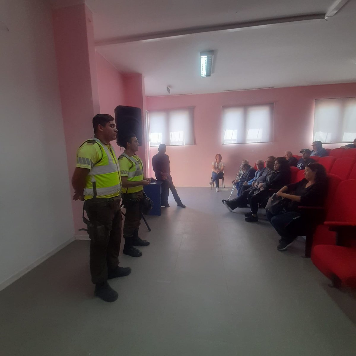 CarabAntof's tweet photo. Carabineros de la Subcomisaría Playa Blanca #Antofagasta se reúne con vecinos de Coviefi con el fin de explicar la importancia de denunciar, medidas de seguridad en los traslados, prevención y medidas de autocuidado, potenciando el trabajo con la comunidad.
#CarabinerosDeTodos https://t.co/v345OWYch8