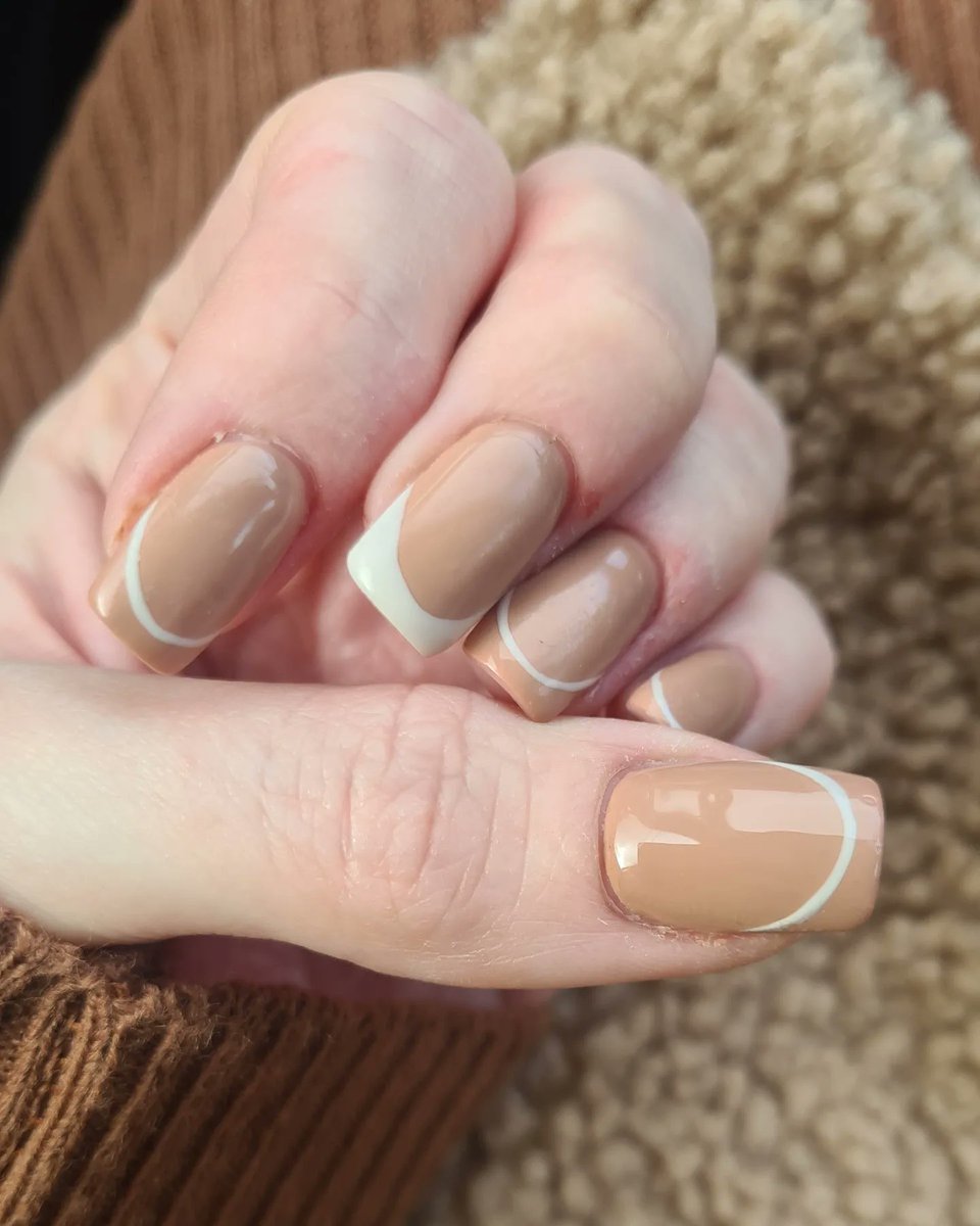 Chantel_CooperC's tweet photo. 🍁🍂Brown and cream nails for Autumn. 

Cute little visit too 🥰
#Autumn #buildergel #puppy https://t.co/yYbpRuuB3p