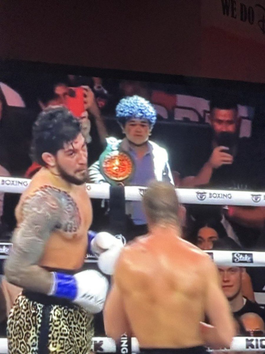 nocontextfm1's tweet photo. Hasbulla’s enemy with a spotlight behind the fight is absolutely sending me https://t.co/tEblJ7R2nP
