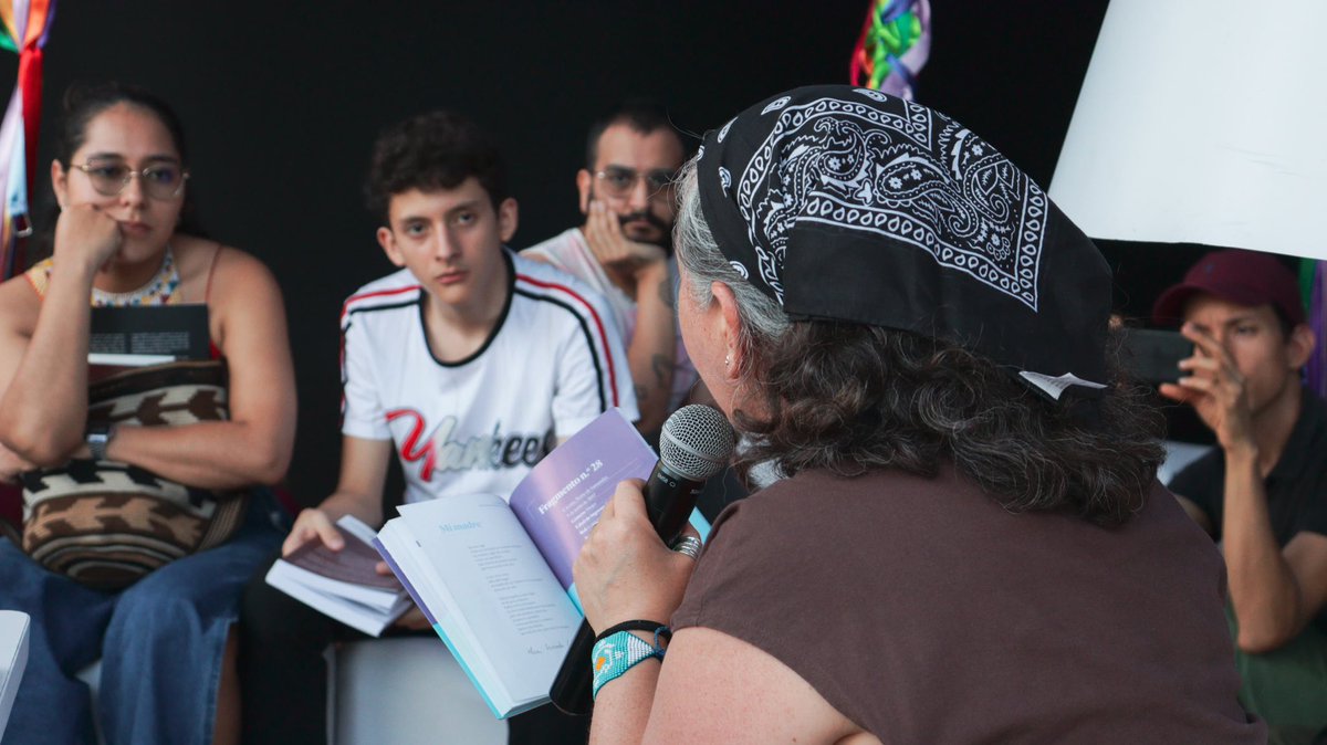 CentroMemoriaH's tweet photo. #AEstaHora | Narthy Julieth Vásquez, integrante de la biblioteca de la #DADH del #CNMH, da inicio al espacio «Micrófono abierto: Leer la memoria» en la @CaliFeriaLibro; en el cual lee fragmentos del libro «Memorias de mujeres en la guerra». https://t.co/03dwvbdK5E