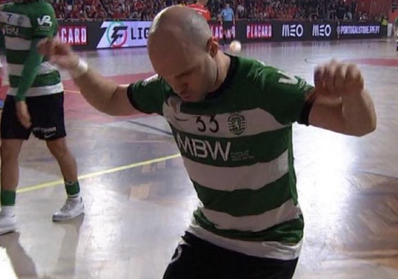 JÁ ESTAAAA!! A MELHOR EQUIPA DO MUNDO DE FUTSAL VENCE DE NOVO O DÉRBI!

Ficaram todos entusiasmados por ganharem o último Dérbi por isso este foi só para relembrar que é escusado dizer que no futsal, O SPORTING NÃO TEM RIVAL! 💚💚💚