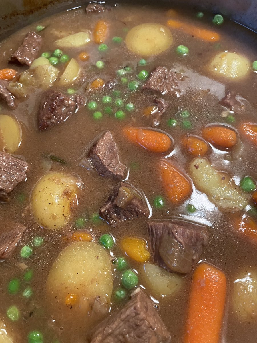 Definitely a perfect day to make an all-american,  hearty beef stew. 🥘
#marawritercooks #autumnfood #beefstew #americanbeefstew #americanfood #fdbloggers #foodies #foodiechats