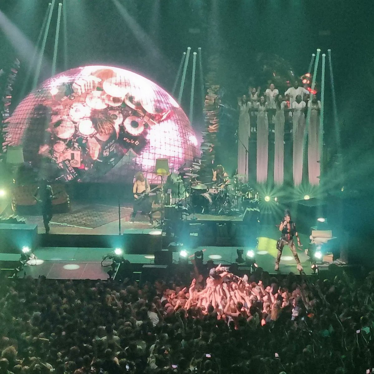 Ennaxore's tweet photo. Ce concert OMGGGGGG 😱
Je pensais pas que j'allais autant kiffer, une ambiance de dingue pendant 2h30 vraiment un truc de fou 
#ShakaPonk #Lille https://t.co/q3rURKvCoA