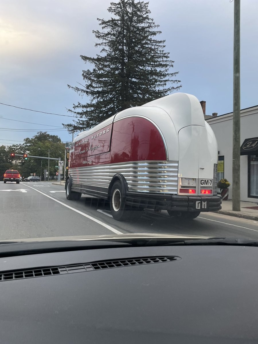 MCmadness110's tweet photo. I saw a GM Futureliner, created for GM’s parade of progress on the road today. https://t.co/qXzRQzlQko