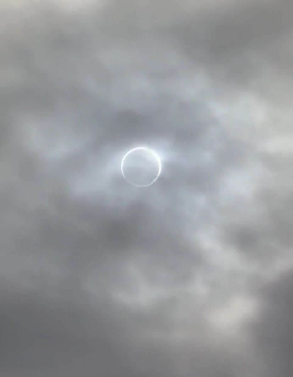 En este fantástico sábado de eclipse, visitamos esta tarde a mis vecinas #Delmacistas de mi bello #Lerma con quienes platicamos y convivimos un rato.

El #Distrito4 se engrandece con su confianza

Bendecido día 😇🤟🙏