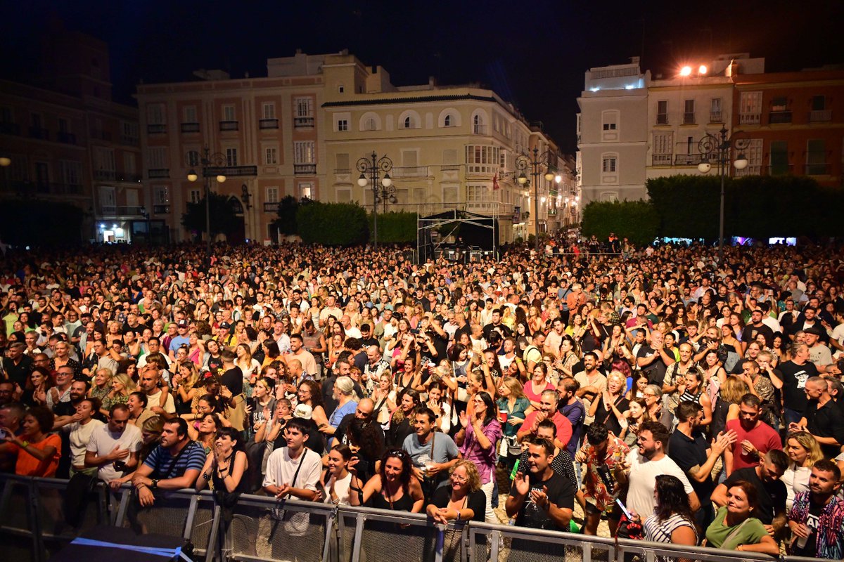 Cadiz_es's tweet photo. 📸 Imágenes del sábado de #SailGPCádiz y #VientoFest en #Cádiz https://t.co/oS1Csk9TmF