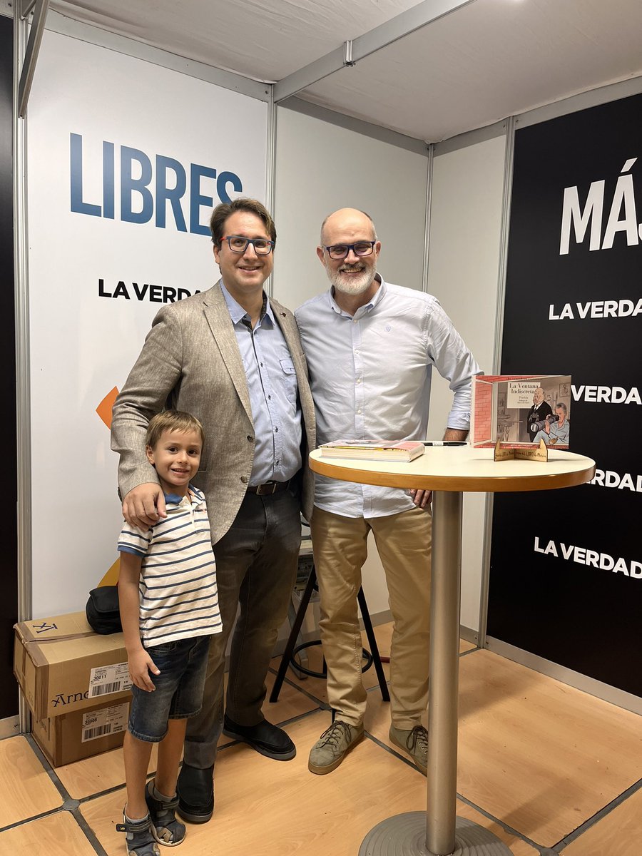 salgarve's tweet photo. 📚Cosas buenas de la feria del libro de Murcia! Hoy he tenido la suerte de que el gran @PUEBLAdibujante me firme un ejemplar de su #VentanaIndiscreta! https://t.co/OlJNIQxA75