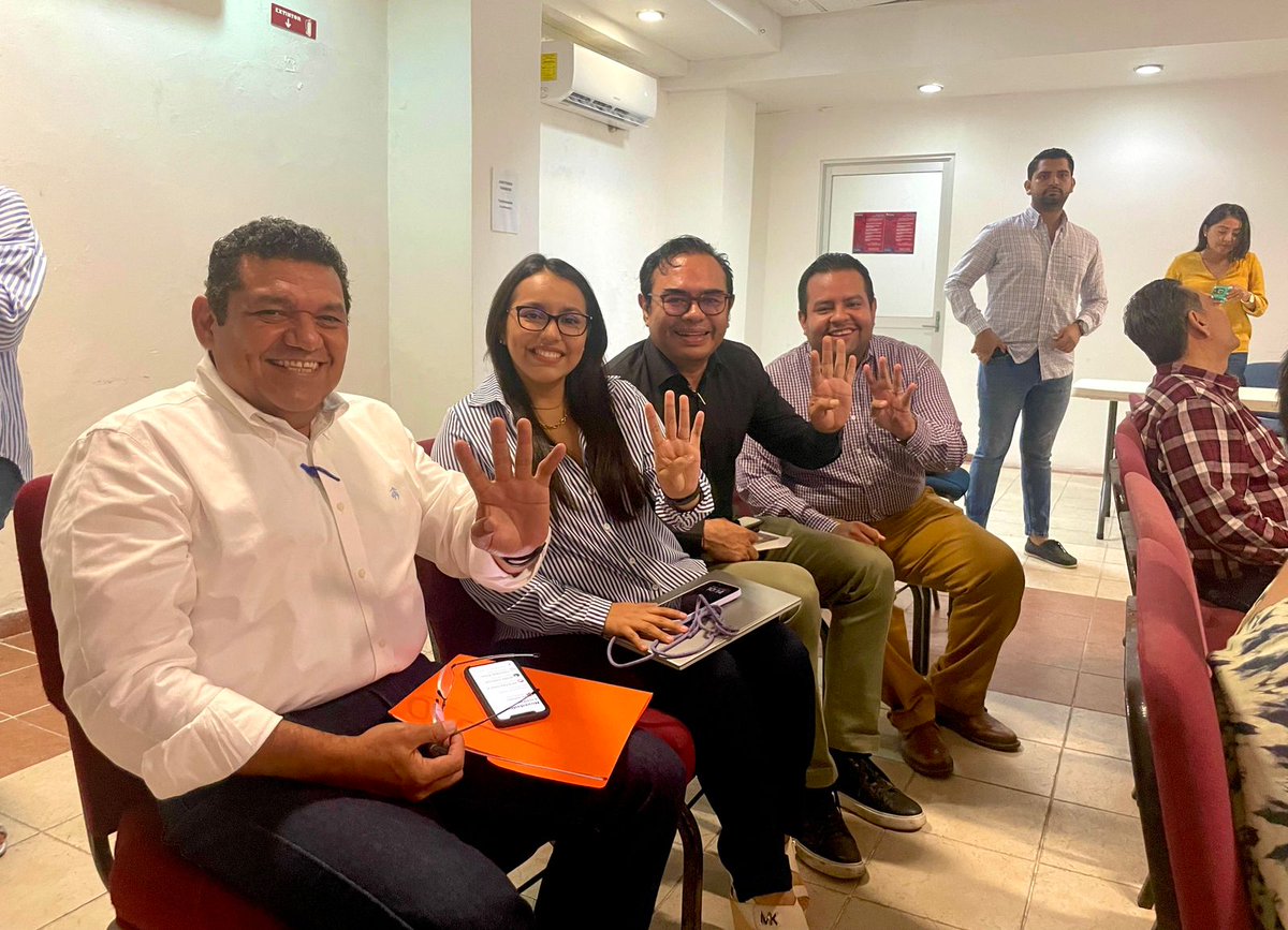TabascoJavier's tweet photo. Asistimos a una sesión presencial en #Villahermosa como parte del Programa de Formación que nos imparte nuestro partido @PartidoMorenaMx para servir mejor al pueblo. Gracias a los profesores y compañeros por esta jornada de aprendizaje. #Somos4T https://t.co/9PI369fgTy