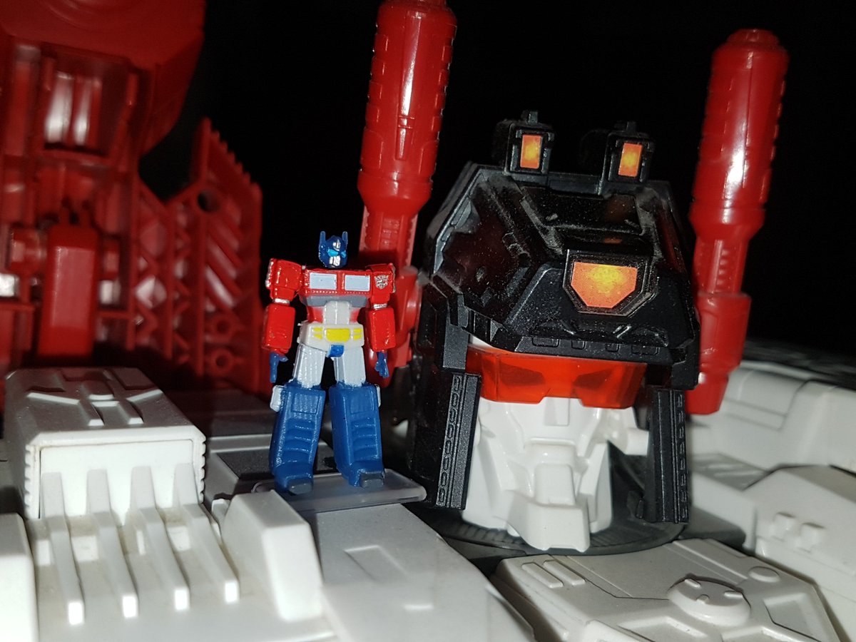 TheLocalBard's tweet photo. Optimus Prime commands Metroplex.

Starscream conspires with Unicron.

But they're both very jealous of Bumblebee with his new friends.

#Transformers #WorldsSmallest #MicroActionFigures #OptimusPrime #Bumblebee #Starscream #WaspGirl #ArgidaeGirl #ToyPhotography @wozhike https://t.co/85U0WqfpKS