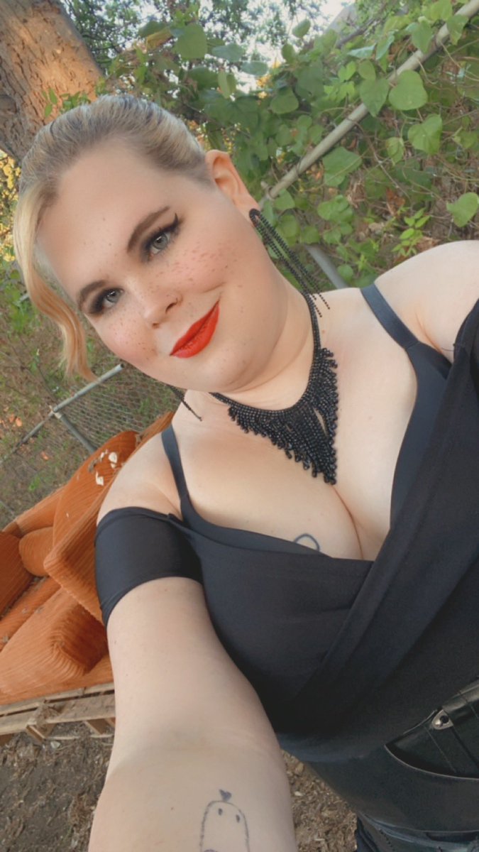 WitchBitch323's tweet photo. I felt so sexy last night https://t.co/QN7FugUmxS