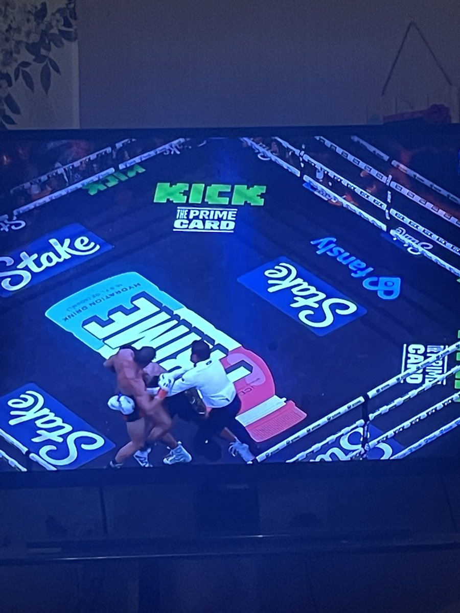 xopalizzz's tweet photo. @dillondanis wtf was that🤢 https://t.co/AY0tzswjr5