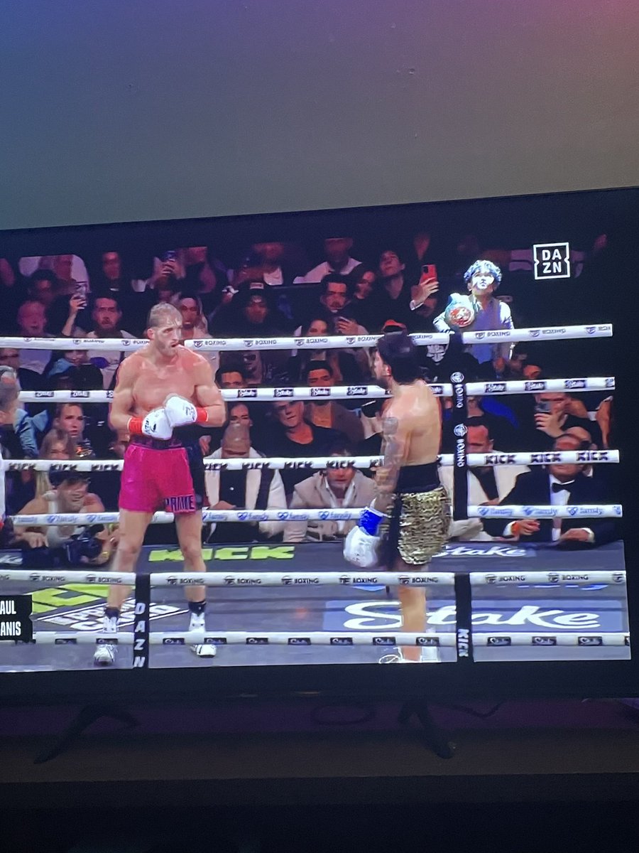 Aiwabisabi's tweet photo. Who the hell is the spotlight kid in the @LoganPaul vs @dillondani fight? #logandanis #DAZN #Boxing https://t.co/zCXD1c3QXO