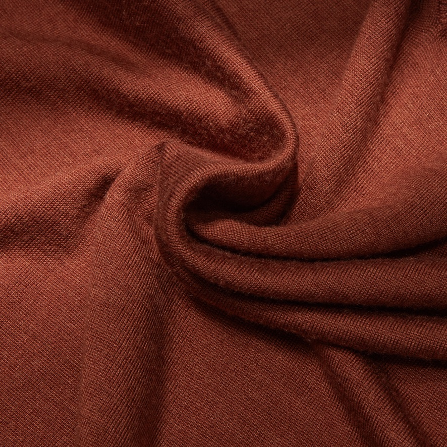 The Wool, Silk, Cashmere Knitwear Collection

While extra fine Merino wool offers durability, silk adds luster and cashmere unparalleled softness. 

Tandis que la laine Mérinos extra fine offre une durabilité exceptionnelle, la soie ajoute de la brillance et le cachemire une douc