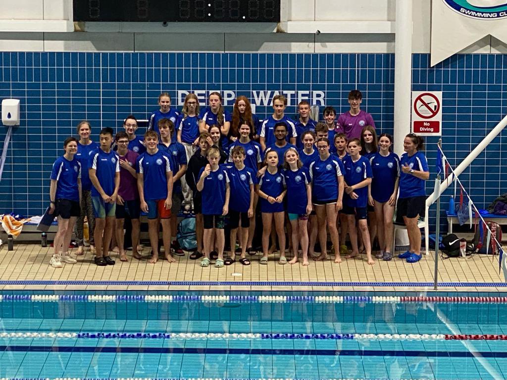 Great first round of swimming for #teamchesham tonight in the @natswimleague coming fourth against @godalmingasc @basingstoke_bluefins @readingswimclub @haslemereswimmingclub @weyvalleyswim 

Thank you to coach Wendy, our TMs, officials and of course the swimmers 💙🤍🏊🏻‍♂️ 🏊🏻‍♀️