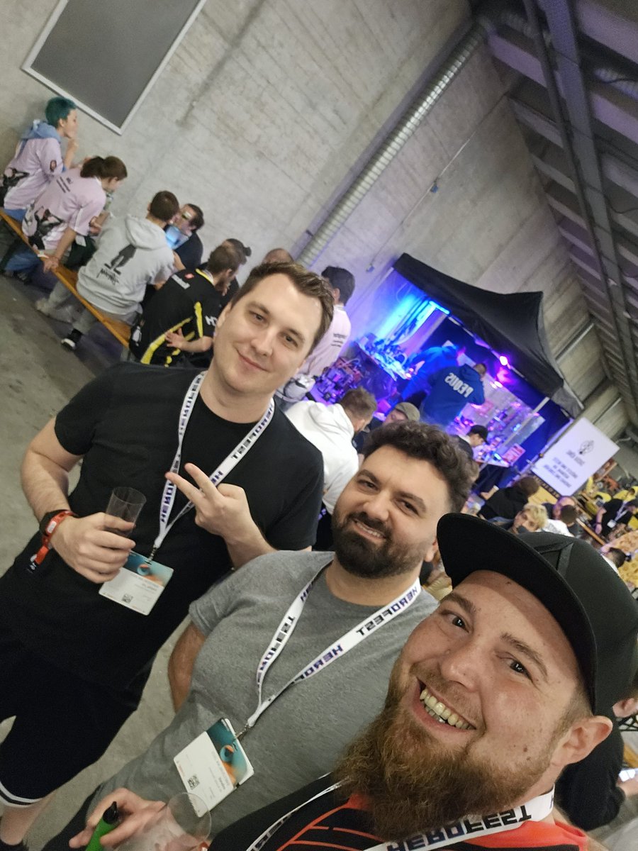 Hammer wär me do atrifft <a href="/switzerlanCH/">SwitzerLAN</a>. Aifach de <a href="/Mbreti77/">mbreti</a>  und de <a href="/H4d3s_ch/">H4d3s</a>