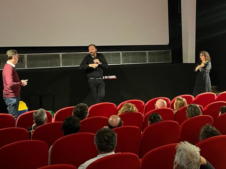 vincentbony's tweet photo. Jean Pierre Ameris était au @CineChaplin42 ce samedi soir pour le formidable "Marie-Line et son juge" qui a réjoui la salle en avant-première. Courez voir le film des mercredi en salles. #ciné #Cinema #film #michelblanc #louane #ameris #belmondo https://t.co/xtaRH2mMcT
