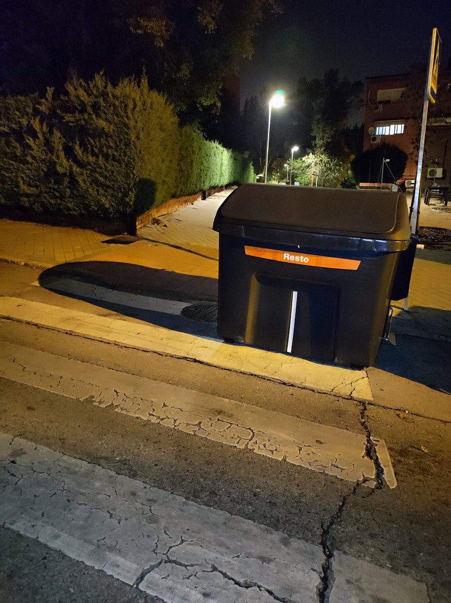 emargon90's tweet photo. @MADRID @policiademadrid Puede que haya alguna explicación... 😂

Calle Nápoles 15 https://t.co/wpv8q0AcnW