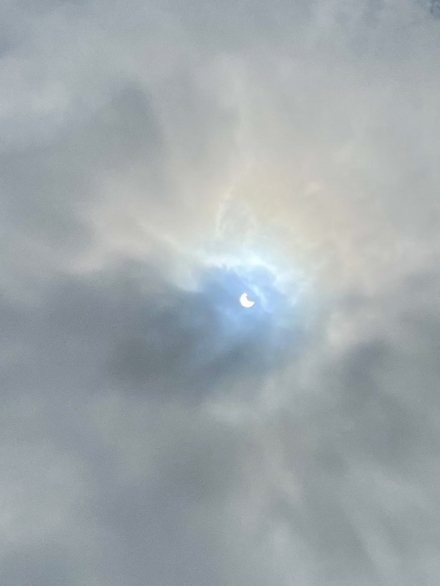 fatillanos's tweet photo. El momento ☀️🌙
#EclipseSolar
#LimaPe
@ClimaPeruMundo https://t.co/pIx1xPjXIf