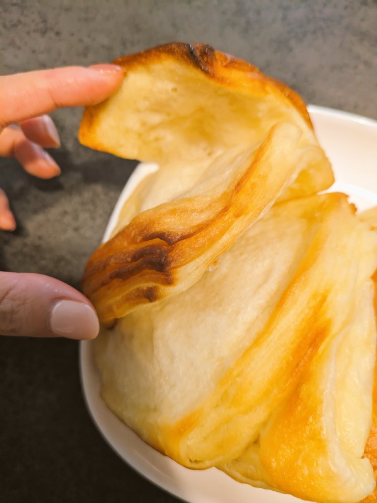 irhrmama's tweet photo. 今朝のパン🥐ミルフィーユ食パンという言葉をみかけてそれっぽいものを。クロワッサンより格段に作りやすいし、1斤分作ったけどあっという間になくなっちゃった🤤 https://t.co/dHTqmKePxZ