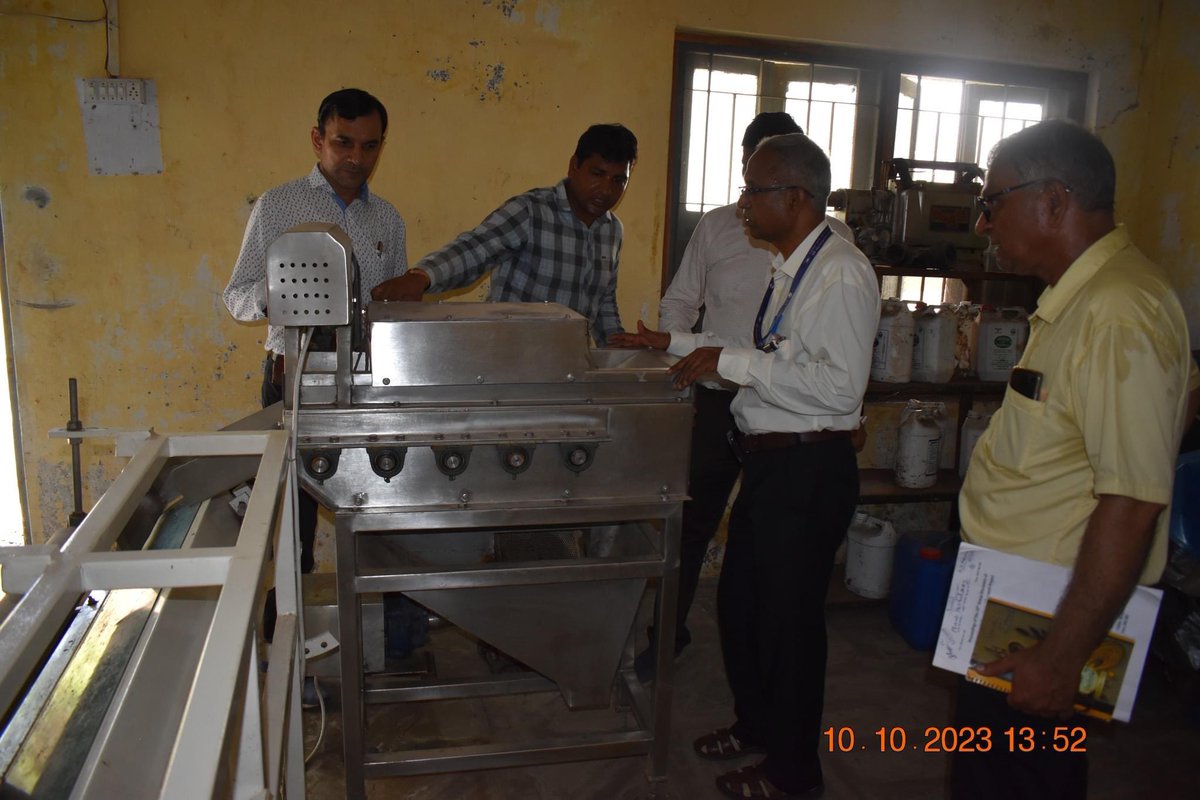 vc_nau's tweet photo. Dr. Prakash Patil, Project Coordinator (Fruits), AICRP, ICAR-IIHR, Bengaluru, paid a visit to the Hon’ble Vice-Chancellor, Dr. Z. P. Patel, during his official trip to NAU Navsari on October 10, 2023. https://t.co/yI4P1fiuNh