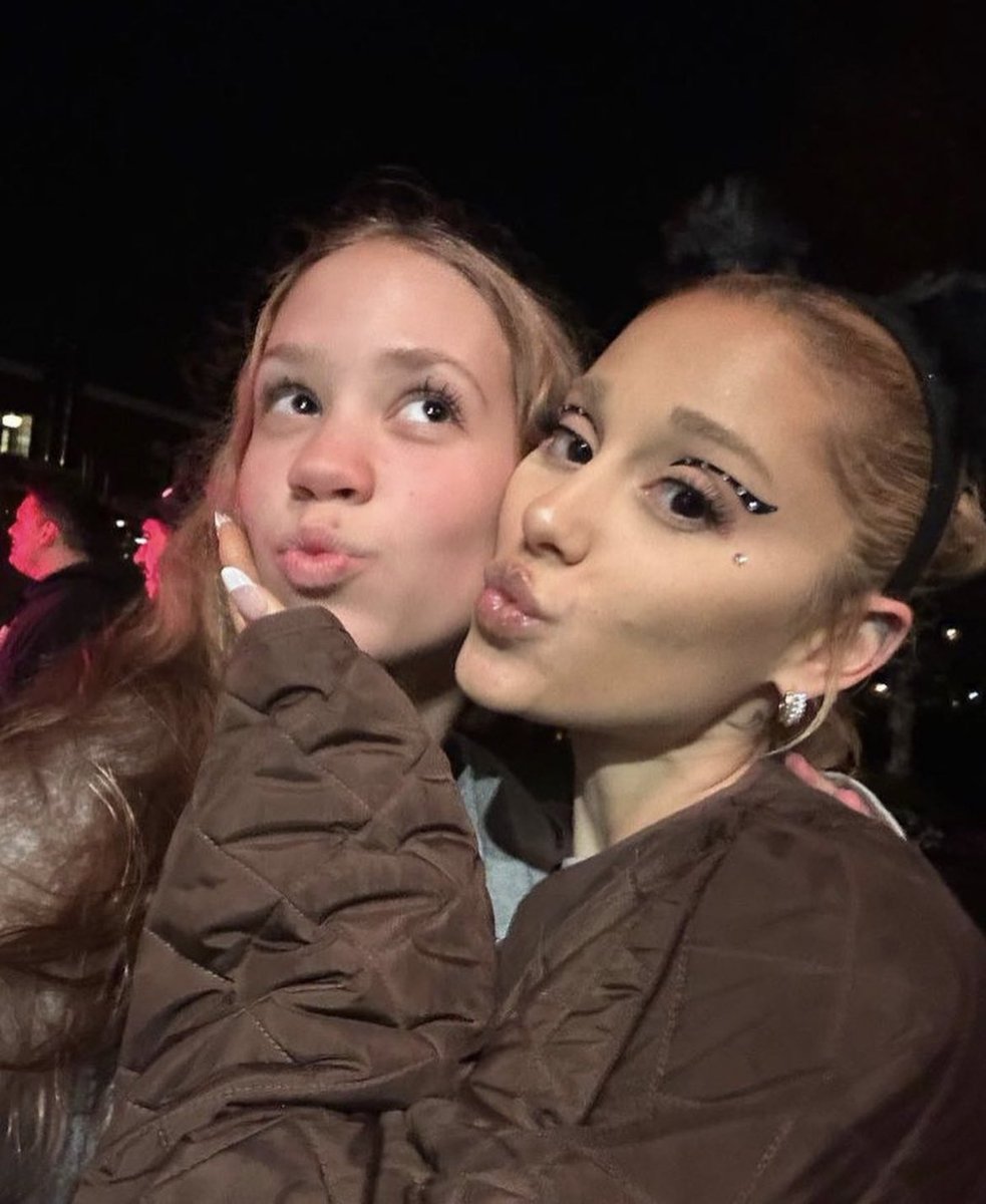 taysgws's tweet photo. THE cat ears and eyeliner look https://t.co/8EJcezoh7r