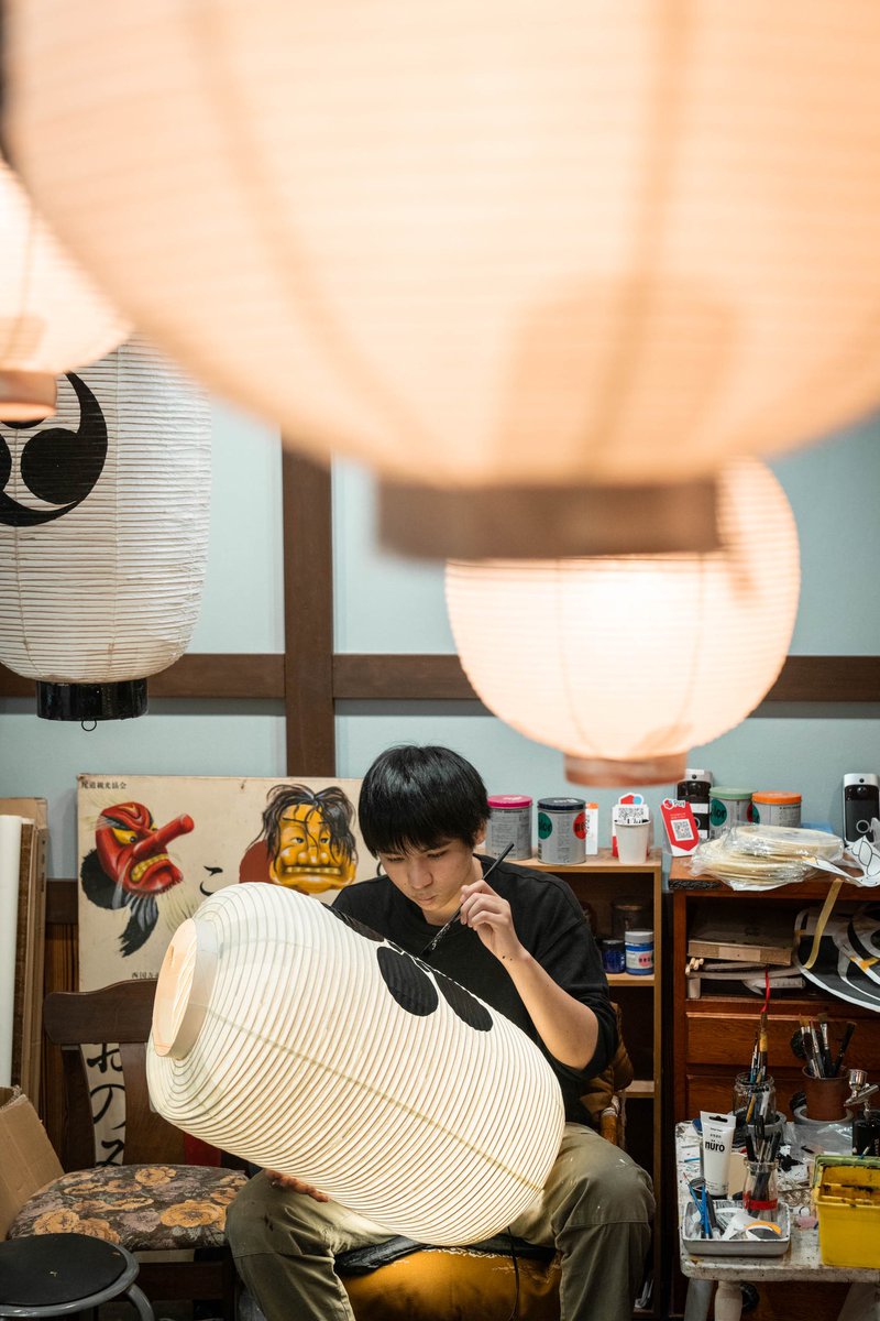 benbeechphoto's tweet photo. A 20 year old chouchin artisan determined to keep traditional craftsmanship alive. When I asked what inspired him to do this line of work he replied “the lamps, the artistry, the local shops that need the lamps. I can’t sit idly by and watch it all fade away”🙌 https://t.co/TaJQ5qWbvG