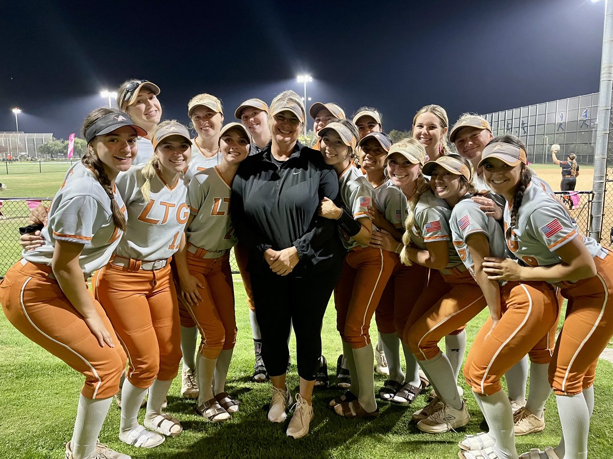Wishing Coach Erin a very happy birthday!  Thank you for spending it with your biggest fan girls! 🧡🦁🥎