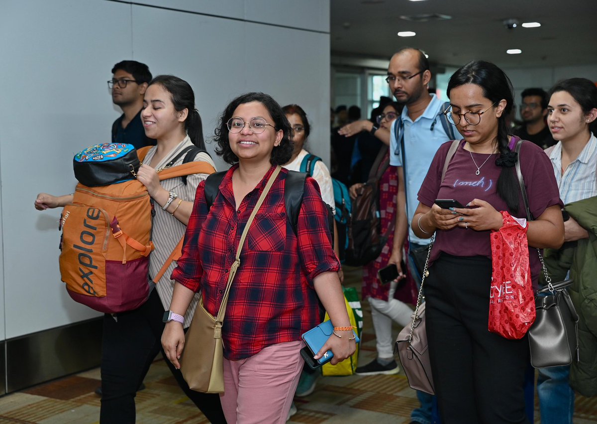 #OperationAjay update!

4th flight with 274 passengers onboard touches down in New Delhi. 

Citizens welcomed by MoS <a href="/MORTHIndia/">MORTHINDIA</a> <a href="/Gen_VKSingh/">Gen VK Singh</a> at the airport.