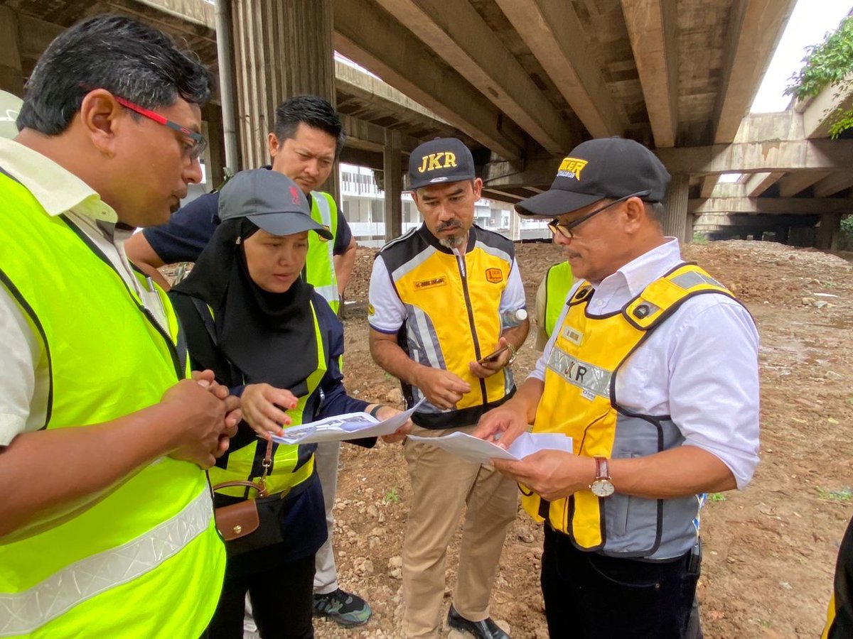 CawJalanJKR's tweet photo. Hadir sama JKR Selangor, @JKRSelangor  Bahagian Forensik Jambatan Cawangan, CSFJ @CSFJ_JKR  dan JKR Daerah Gombak bagi membuat kajian dan siasatan forensik terhadap struktur jambatan.

@AlexNantaLinggi @irahmadredza @NasriZulkipli @IEsa2018 @IPJKR_Official @moworksmy https://t.co/46eeVTmvnK