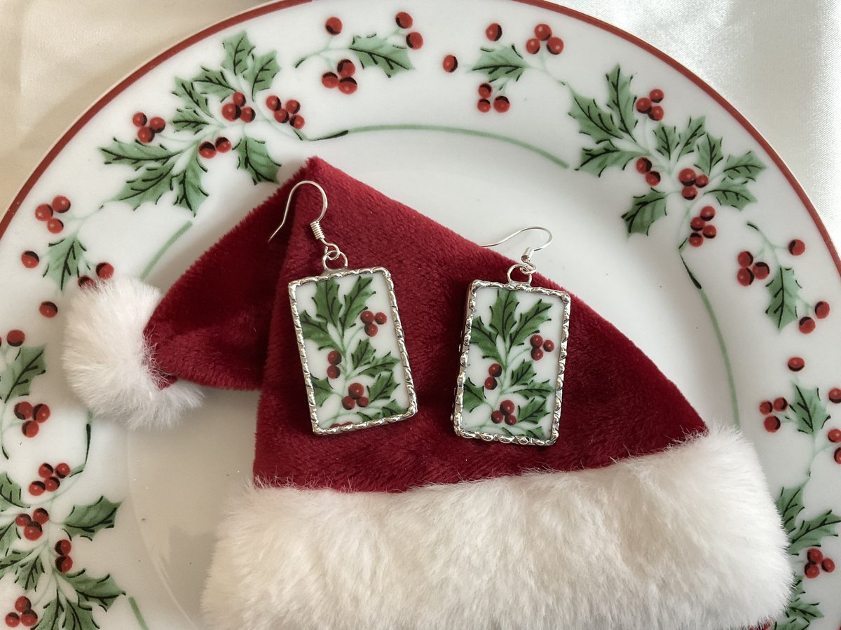 #Christmasjewelry
#Christmasearrings
#giftideas
#handmadegifts
#Brokenchinajewelry
New in shop, and at 15% off. Please check out our store!
PandGPanoply.Etsy.com