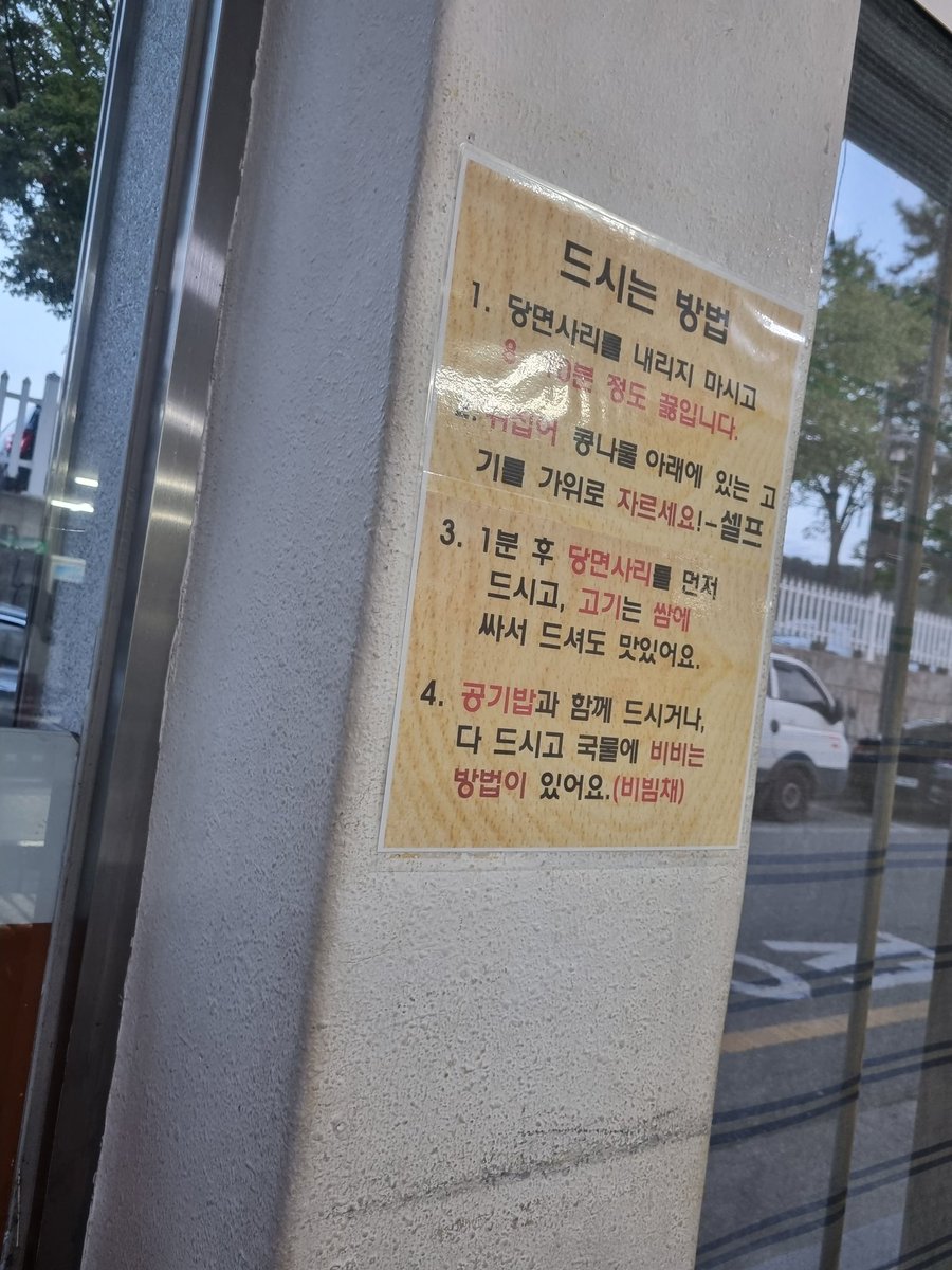 전주 남노갈비 본점, 물갈비.
서빙하시는 이모님께 처음 먹어보는
음식이라고 언급했더니 갑자기 엄청 친절하게 설명해주시고 다정하게 대해주셨다. 😁

맛은 국물있는 제육볶음 비슷한 맛인데 갈비+당면+콩나물.
좀 더 졸여서 밥 비벼먹으면 더 맛있을거 같았는데 진순이 먹는 맵찔이는 포기 😥