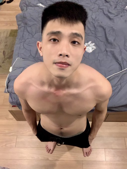 BronsonAvec6612's tweet photo. Tư thế này xong giờ có 1 em quỳ dưới chân rồi bú con cu 18cm nữa thì còn gì bằng 😍 https://t.co/bfA8Fca1E6