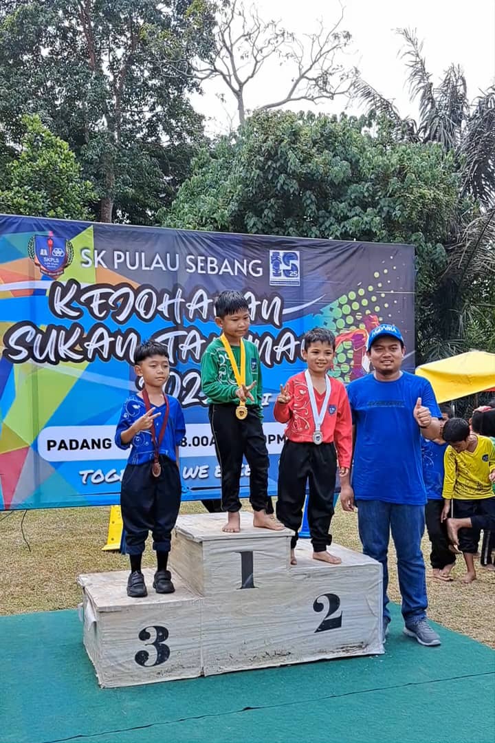 Haidir_Haron's tweet photo. Menyantuni anak-anak disekolah SK Pulau Sebang...tahniah kepada pemenang.

#harisukannegara https://t.co/Sd7Fi4ydob