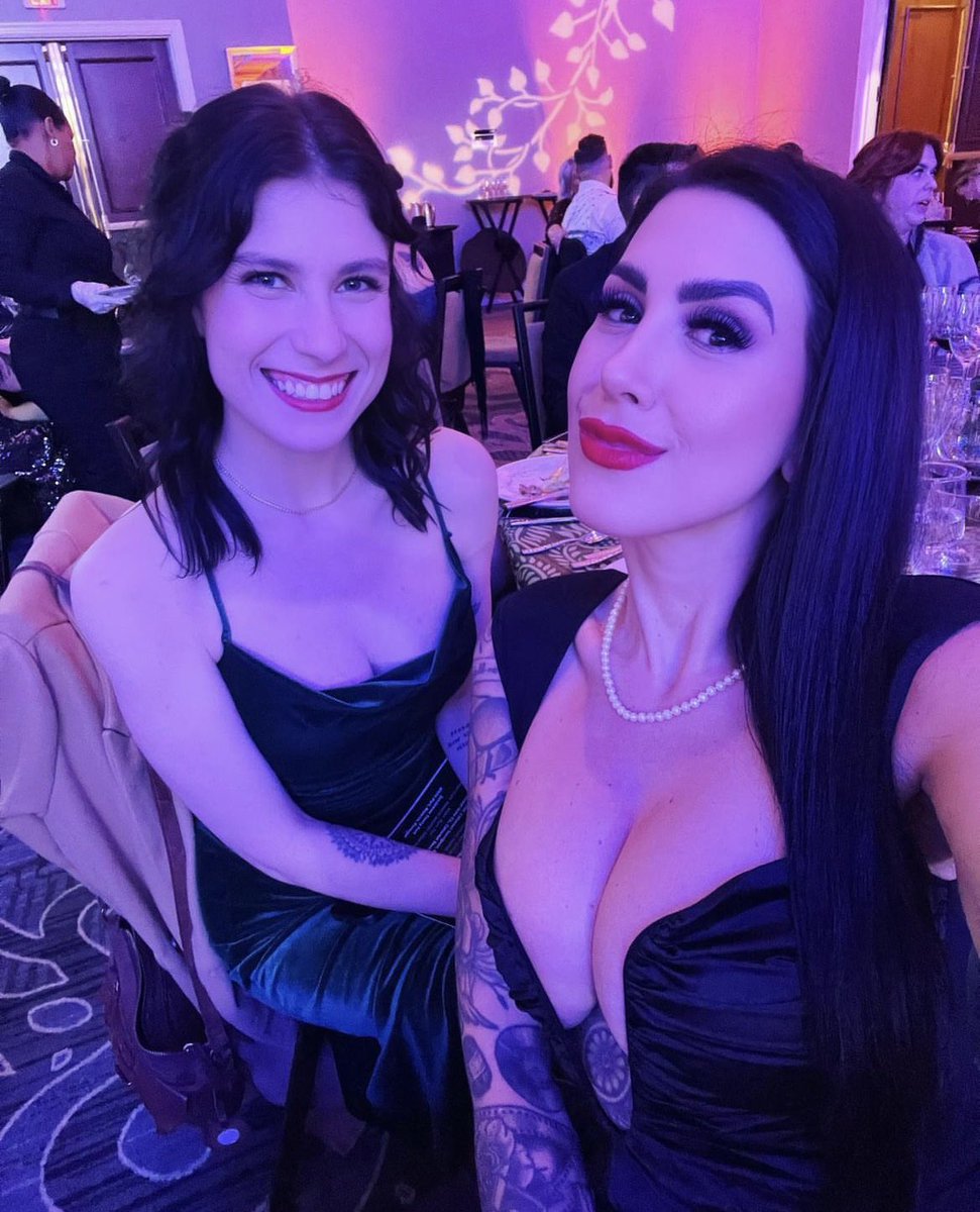 NosferatuGood4u's tweet photo. I submit to you, to pretty best friends 🖤🖤  

(Okay, sisters… but it COUNTS) https://t.co/QofYn3Ym0u
