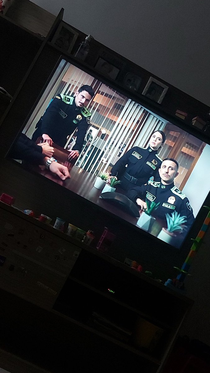 helacomenta's tweet image. Insônia com a @NetflixBrasil #RominaPoderosa.