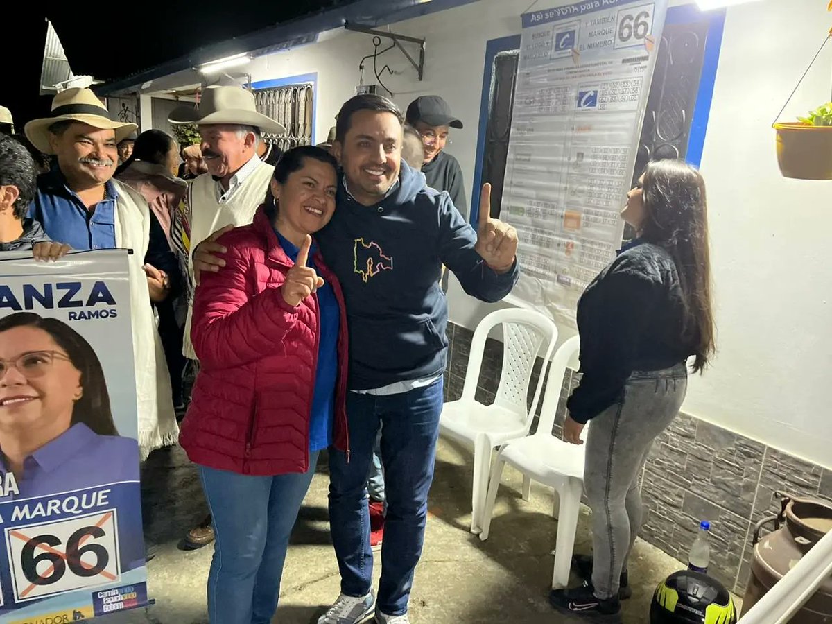 JRobertoSalazar's tweet photo. @soyconservador El equipo #AzulRey 💙 🔵, junto con la diputada @consRamoscamp, se compromete plenamente con este municipio. Estamos seguros de que, junto al próximo gobernador @JorgeEmilioRey, nuestras acciones conjuntas generarán transformaciones positivas en beneficio de las comunidades. https://t.co/Fllhe9CYSt