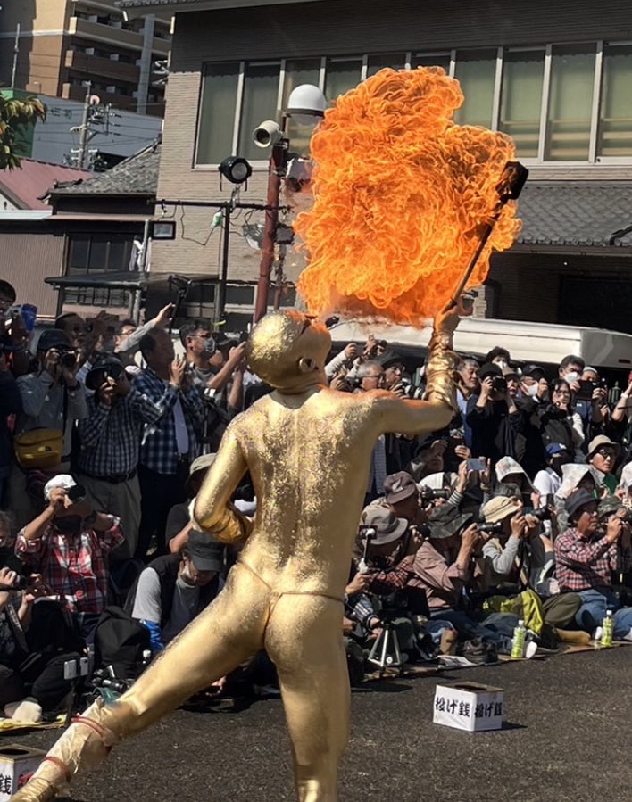 colorer171's tweet photo. 名古屋大須大道人祭2023😳

Live撮⸜(๑⃙⃘'ᵕ'๑⃙⃘)⸝⋆︎*
これ数年前は😱
　　丸出し金粉だったらしい
色々な規制でダメにと😫
変なオジさん達が凹んでたʬʬ https://t.co/OvV1su4Ikx
