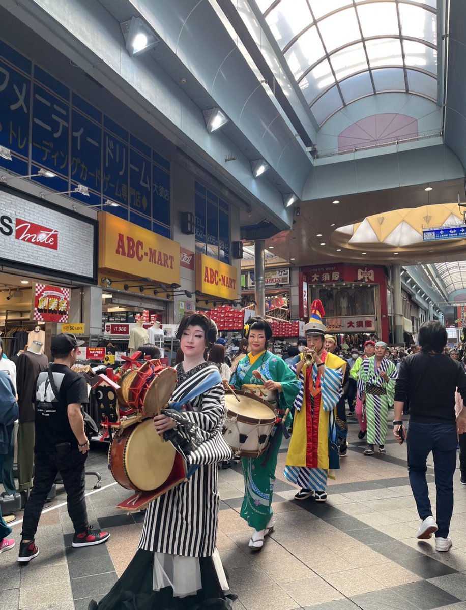 colorer171's tweet photo. 名古屋大須大道人祭2023😳

Live撮⸜(๑⃙⃘'ᵕ'๑⃙⃘)⸝⋆︎*
これ数年前は😱
　　丸出し金粉だったらしい
色々な規制でダメにと😫
変なオジさん達が凹んでたʬʬ https://t.co/OvV1su4Ikx