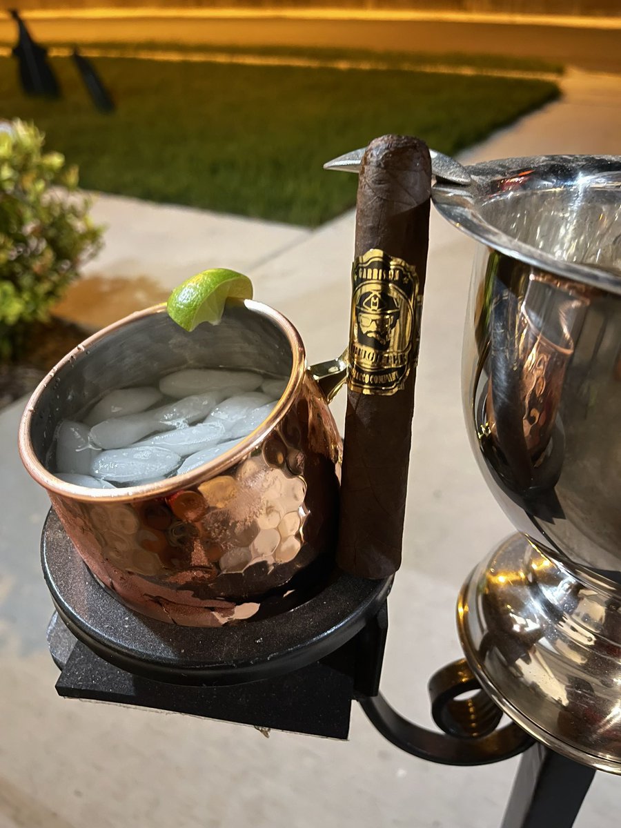CigarbossR's tweet photo. Moscow Mule on this cool fall night with @WarfighterCo #50calrobusto @CigarTighe https://t.co/QogiLtyS8N
