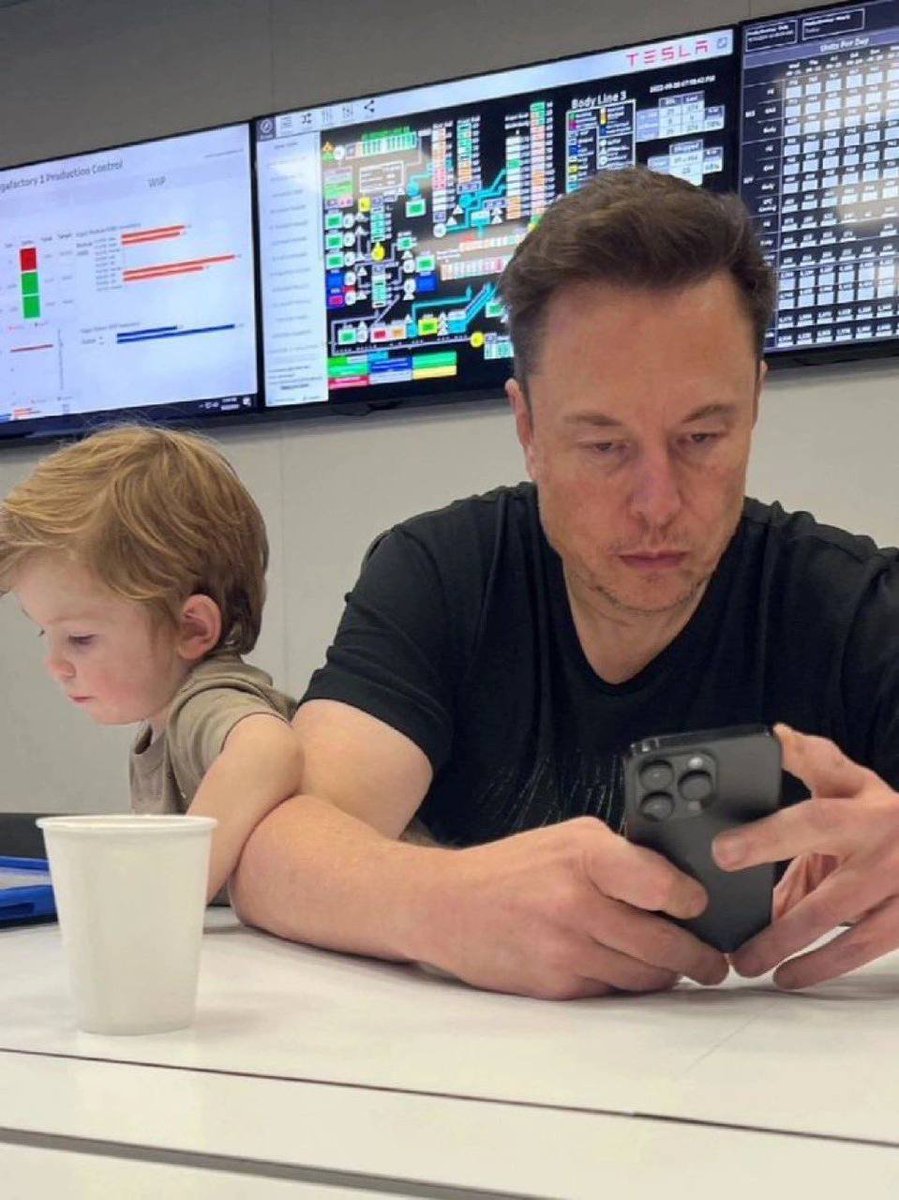 net_ninja4o's tweet photo. Elon Musk's youngest son is often seen clinging to his dad's side, showing us what a great dad he is. https://t.co/KtAWrPuJVi