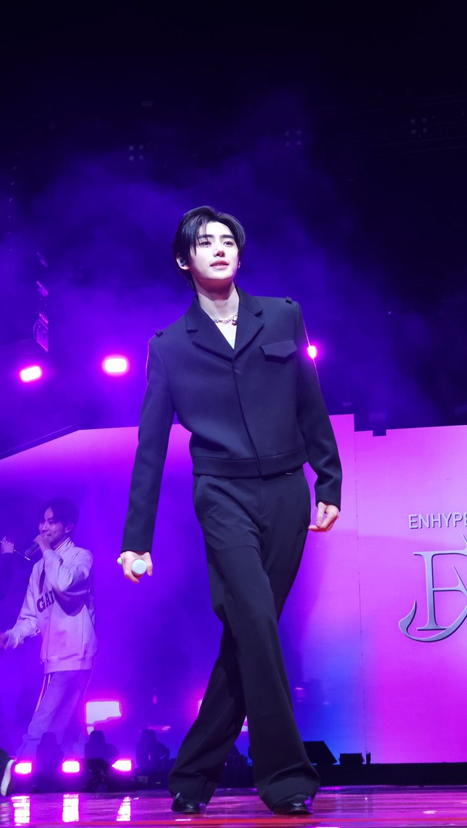 TheJungOne01's tweet photo. Sunghoon in this fit is not for the weak hearted https://t.co/u6Y6bG1mRi